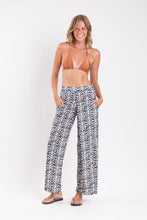 Laden Sie das Bild in den Galerie-Viewer, Model Front: Rio De Sol Strandhosen Ikat Wide Pants