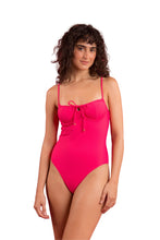 Laden Sie das Bild in den Galerie-Viewer, Model Front: Rio De Sol Badeanzug Dots-Virtual-Pink Julia
