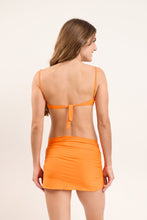 Laden Sie das Bild in den Galerie-Viewer, Model Back: Rio De Sol Strandrock Bio-Laranjada Skirt Knot