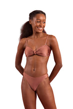 Laden Sie das Bild in den Galerie-Viewer, Model Front: Rio De Sol Set Set Shimmer-Copper Bandeau-Joy Nice-Fio