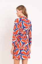 Laden Sie das Bild in den Galerie-Viewer, Model Back: Rio De Sol Hemdblusenkleid Leaves Chemise