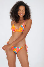 Laden Sie das Bild in den Galerie-Viewer, Model Front: Rio De Sol Oberteil Top Orange-Bloom Tri-Cos