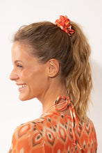 Laden Sie das Bild in den Galerie-Viewer, Model Front: Rio De Sol Haar-Accessoires Maracai Scrunchie