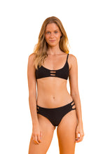 Laden Sie das Bild in den Galerie-Viewer, Model Front: Rio De Sol Set Set Bora-Black Bra-Trio Madrid-Trio