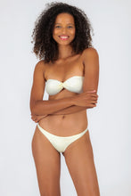 Laden Sie das Bild in den Galerie-Viewer, Model Front: Rio De Sol Unterteil Bottom Off-White Leblon