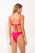 Laden Sie das Bild in den Galerie-Viewer, Model Back: Wednesday In Hawaii By Rio De Sol Oberteil Top Guava Shell