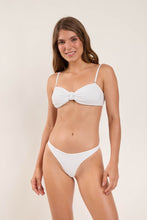 Laden Sie das Bild in den Galerie-Viewer, Model Front: Rio De Sol Oberteil Top Memphis-White Bandeau-Joy
