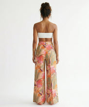 Laden Sie das Bild in den Galerie-Viewer, Model Back: Rio De Sol Strandhosen Oasis Wide Pants