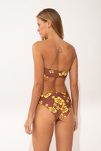 Laden Sie das Bild in den Galerie-Viewer, Model Back: Wednesday In Hawaii By Rio De Sol Set Set Pua-Coco-Lilikoi Lani Waikiki
