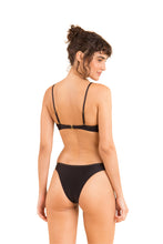 Laden Sie das Bild in den Galerie-Viewer, Model Back: Rio De Sol Set Set Shimmer-Black Bandeau-Joy Essential