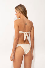 Laden Sie das Bild in den Galerie-Viewer, Model Back: Rio De Sol Set Set Malibu-Natural Mavi Baobi
