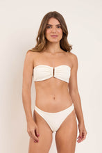 Laden Sie das Bild in den Galerie-Viewer, Model Front: Rio De Sol Set Set Sand-Chantilly Sara Essential-Comfy