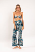 Laden Sie das Bild in den Galerie-Viewer, Model Front: Rio De Sol Strandhosen Azule Murana Pants