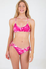 Laden Sie das Bild in den Galerie-Viewer, Model Front: Rio De Sol Oberteil Top Pink-Palms Bralette