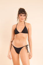 Laden Sie das Bild in den Galerie-Viewer, Model Front: Rio De Sol Set Set Bora-Black Tri-Inv Lacinho