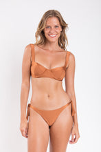 Laden Sie das Bild in den Galerie-Viewer, Model Front: Rio De Sol Oberteil Top Nocciola Amelia