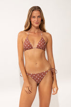 Laden Sie das Bild in den Galerie-Viewer, Model Front: Wednesday In Hawaii By Rio De Sol Set Set Kiko-Coco Kauai Kaleia