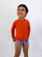 Laden Sie das Bild in den Galerie-Viewer, Model Front: Rio De Sol Rashguard Calendula Rash-Guard Kids