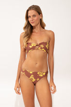 Laden Sie das Bild in den Galerie-Viewer, Model Front: Wednesday In Hawaii By Rio De Sol Set Set Pua-Coco-Lilikoi Lani Waikiki