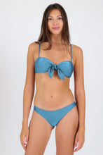 Laden Sie das Bild in den Galerie-Viewer, Model Front: Rio De Sol Set Set Shimmer-Baltic-Sea Bandeau-Knot Nice-Fio