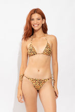 Laden Sie das Bild in den Galerie-Viewer, Model Front: Rio De Sol Unterteil Bottom Yellow-Feline Cheeky-Micro