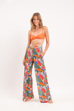 Laden Sie das Bild in den Galerie-Viewer, Model Front: Rio De Sol Strandhosen Jungle Wide Pants