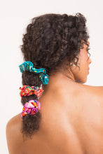 Laden Sie das Bild in den Galerie-Viewer, Image 04: Rio De Sol Haar-Accessoires Love-Trip Scrunchie
