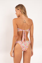 Laden Sie das Bild in den Galerie-Viewer, Model Back: Rio De Sol Oberteil Top Ditsy-Sky Mavi