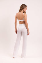 Laden Sie das Bild in den Galerie-Viewer, Model Back: Rio De Sol Strandhosen Memphis-White Pants Lana