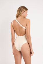 Laden Sie das Bild in den Galerie-Viewer, Model Back: Rio De Sol Badeanzug Touch-Natural Sienna