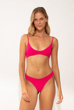 Laden Sie das Bild in den Galerie-Viewer, Model Front: Wednesday In Hawaii By Rio De Sol Unterteil Bottom Guava Sunset