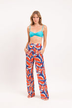 Laden Sie das Bild in den Galerie-Viewer, Model Front: Rio De Sol Strandhosen Leaves Wide Pants