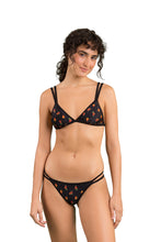 Laden Sie das Bild in den Galerie-Viewer, Model Front: Rio De Sol Set Set Cashew Tri-Duo Mini-Duo