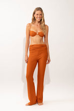 Laden Sie das Bild in den Galerie-Viewer, Model Front: Rio De Sol Strandhosen Ferrugo Murana Pants
