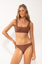 Laden Sie das Bild in den Galerie-Viewer, Model Front: Rio De Sol Unterteil Bottom Sand-Cappuccino Essential-Comfy