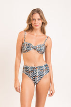 Laden Sie das Bild in den Galerie-Viewer, Model Front: Rio De Sol Set Set Ikat Twist Hotpants