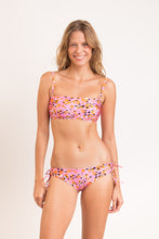Laden Sie das Bild in den Galerie-Viewer, Model Front: Rio De Sol Set Set Sweet-Camo Bandeau-Reto Madrid