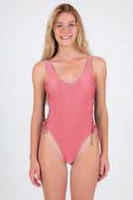 Laden Sie das Bild in den Galerie-Viewer, Model Front: Rio De Sol Badeanzug Shimmer-Confetti Zoe