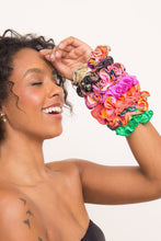 Laden Sie das Bild in den Galerie-Viewer, Image 06: Rio De Sol Haar-Accessoires Dots-Energy Scrunchie
