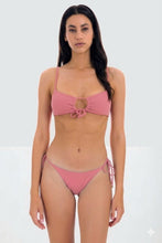 Laden Sie das Bild in den Galerie-Viewer, Model Front: Rio De Sol Oberteil Top Confetti Mila