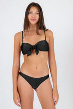 Laden Sie das Bild in den Galerie-Viewer, Model Front: Rio De Sol Oberteil Top Shimmer-Black Bandeau-No