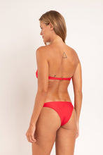 Laden Sie das Bild in den Galerie-Viewer, Model Back: Rio De Sol Set Set Microfibra-Chic-Red Bandeau-Joy Leblon