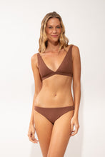 Laden Sie das Bild in den Galerie-Viewer, Model Front: Rio De Sol Unterteil Bottom Sand-Cappuccino Leblon