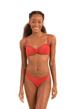 Laden Sie das Bild in den Galerie-Viewer, Model Front: Rio De Sol Set Set Malibu-Chili Balconet Essential-Comfy