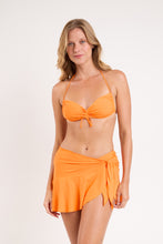 Laden Sie das Bild in den Galerie-Viewer, Model Front: Rio De Sol Strandrock Bio-Laranjada Mini Skirt
