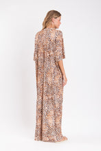 Laden Sie das Bild in den Galerie-Viewer, Model Back: Rio De Sol Strandkleid Leopard Long Dress