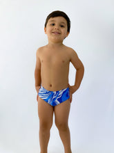 Laden Sie das Bild in den Galerie-Viewer, Model Front: Rio De Sol Jungen-Badehose Sunga Inagua Kids