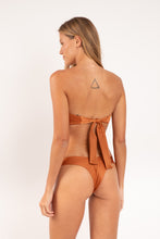 Laden Sie das Bild in den Galerie-Viewer, Model Back: Rio De Sol Unterteil Bottom Shimmer-Nocciola Nara