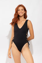 Laden Sie das Bild in den Galerie-Viewer, Model Front: Rio De Sol Badeanzug Solar-Black Zoe