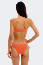 Laden Sie das Bild in den Galerie-Viewer, Model Back: Rio De Sol Set Set Light-Peach Bandeau-Reto Madrid